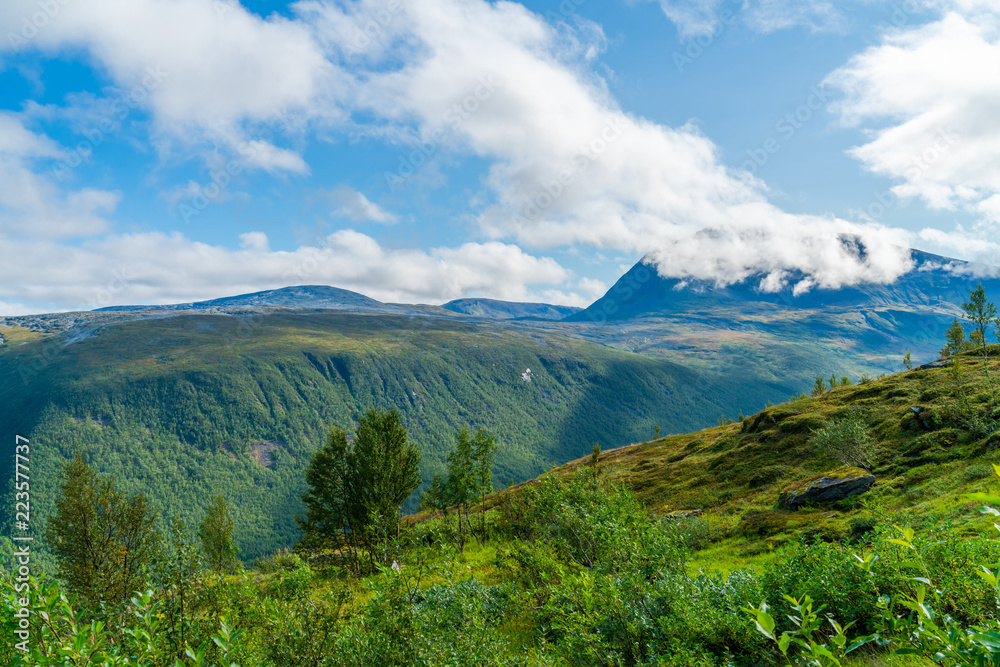 Obraz premium Widok na góry i wzgórza wokół Tromso, Norwegia