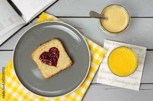 Tost na żółtym