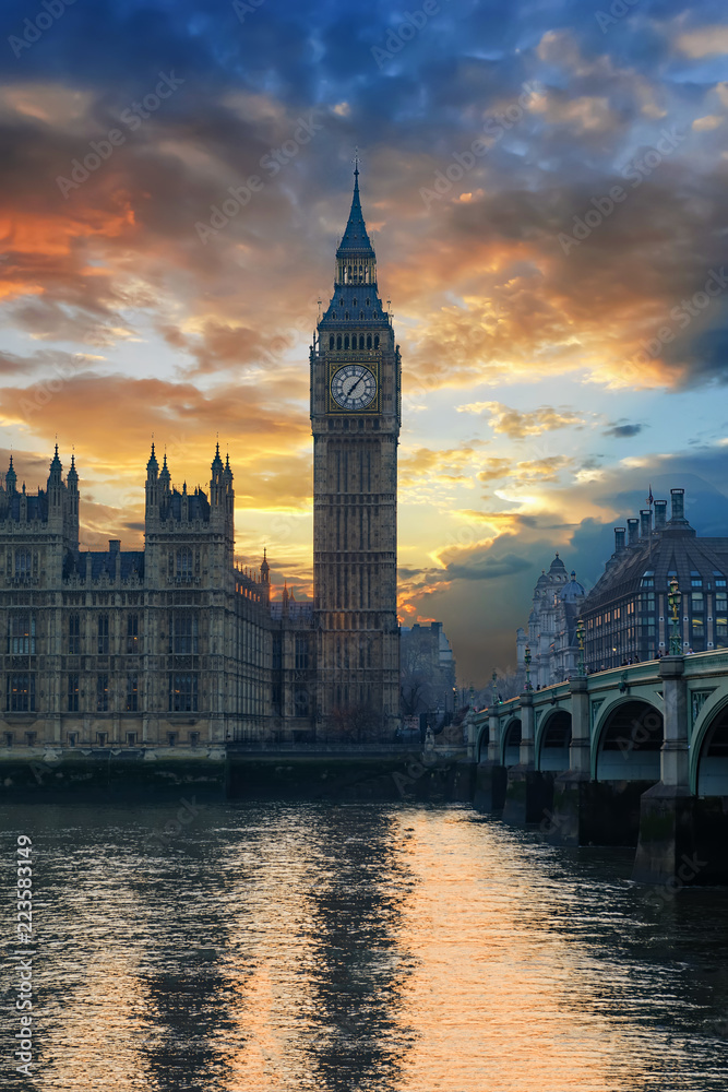 Fototapeta premium Der Big Ben Turm, das Londoner Wahrzeichen an der Themse, am Westminster Palast bei Sonnenuntergang