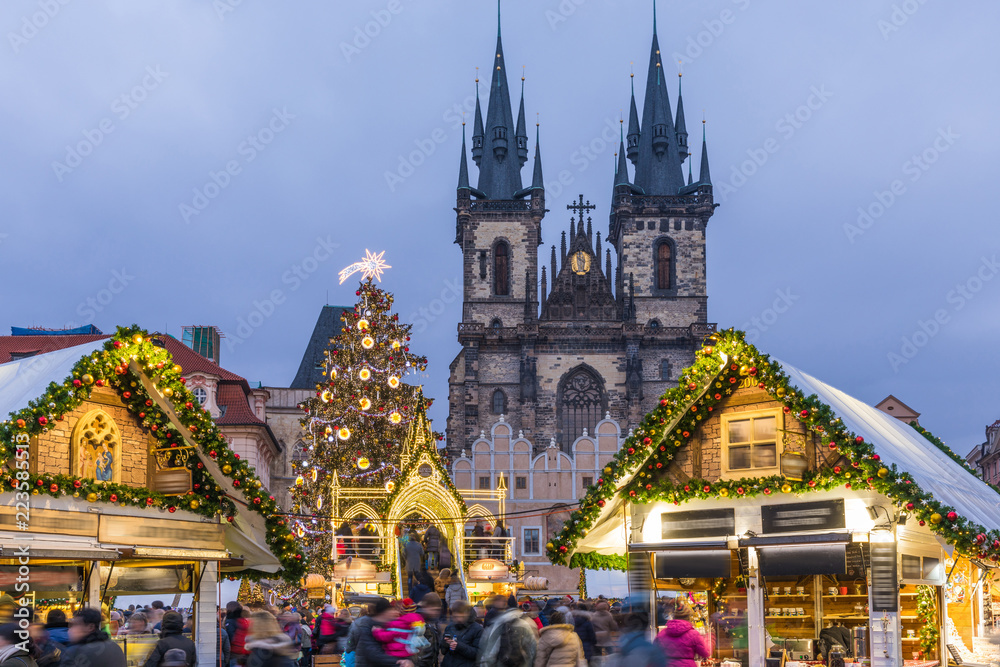 Prague Christmas market on the night in Old Town Square with blurred people on the move. Prague, Czech Republic. - obrazy, fototapety, plakaty 
