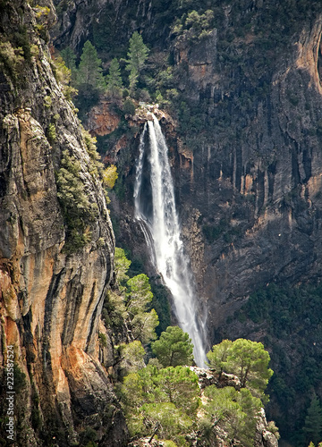 Cascada de la Osera  la mas alta de Andaluc  a  producida por el r  o Aguascebasen  las sierras de Cazorla  Segura y Las Villas.