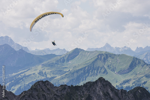 Paraglider über den allgäuer Alpen