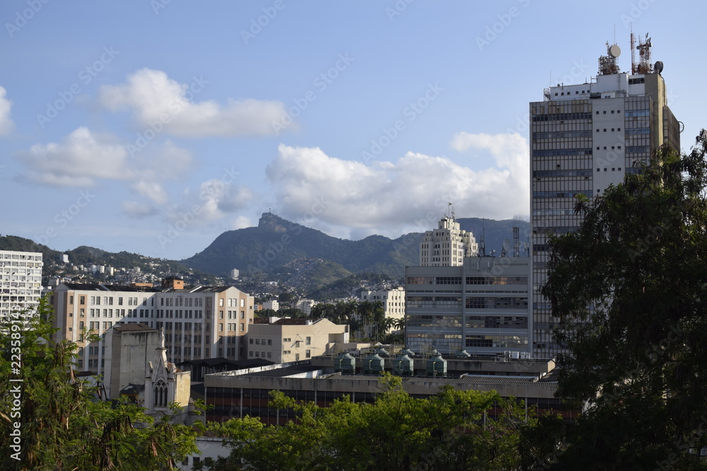 Paisagem urbana no Rio de Janeiro, colina em cidade	