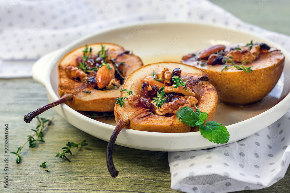 Baked pears with nuts (walnuts, almonds), honey and cinnamon. Baked pears with nuts (walnuts, almonds), honey and cinnamon.