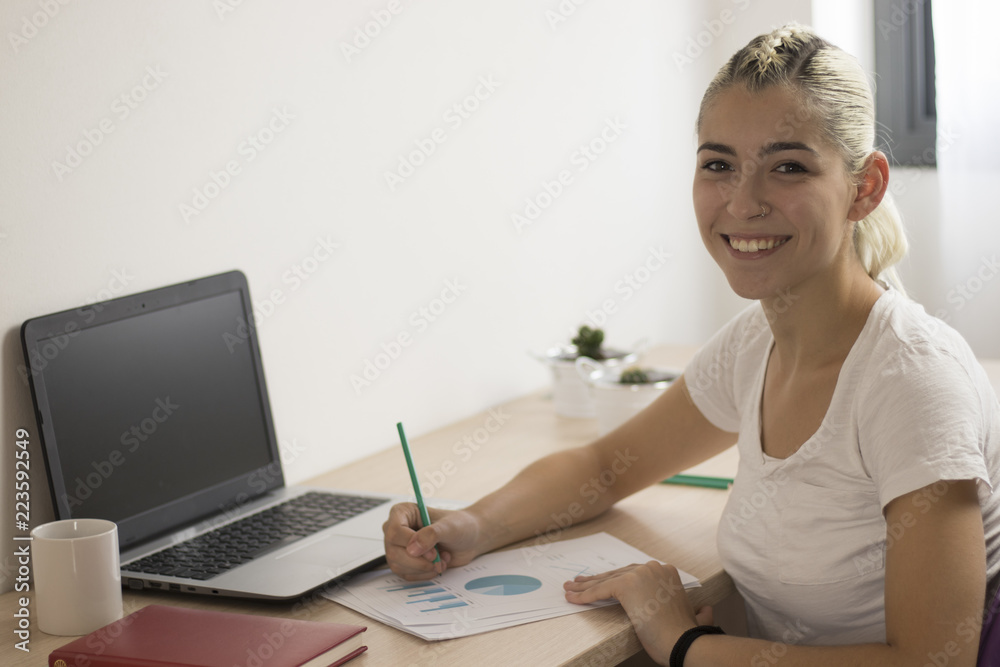 Obraz premium young student girl in the room