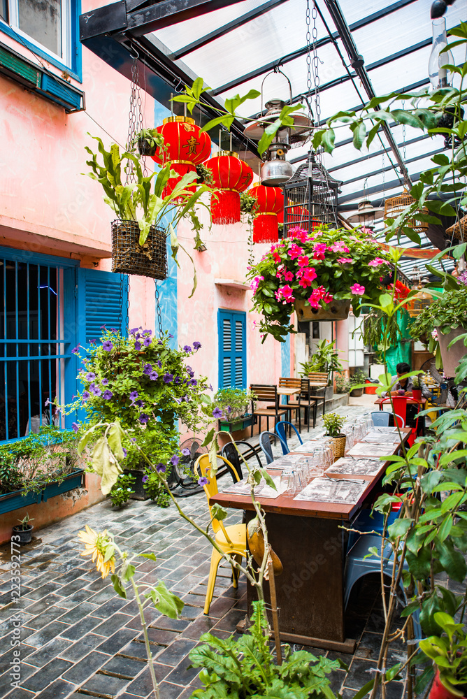 Obraz premium Piękna idylliczna zielona ulica w Siem Reap w Kambodży