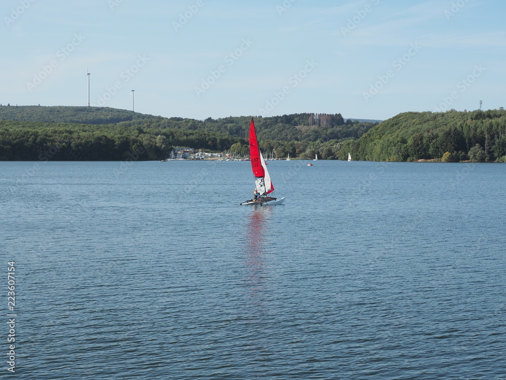 Fototapeta premium Bostalsee - Stausee im nördlichen Saarland 