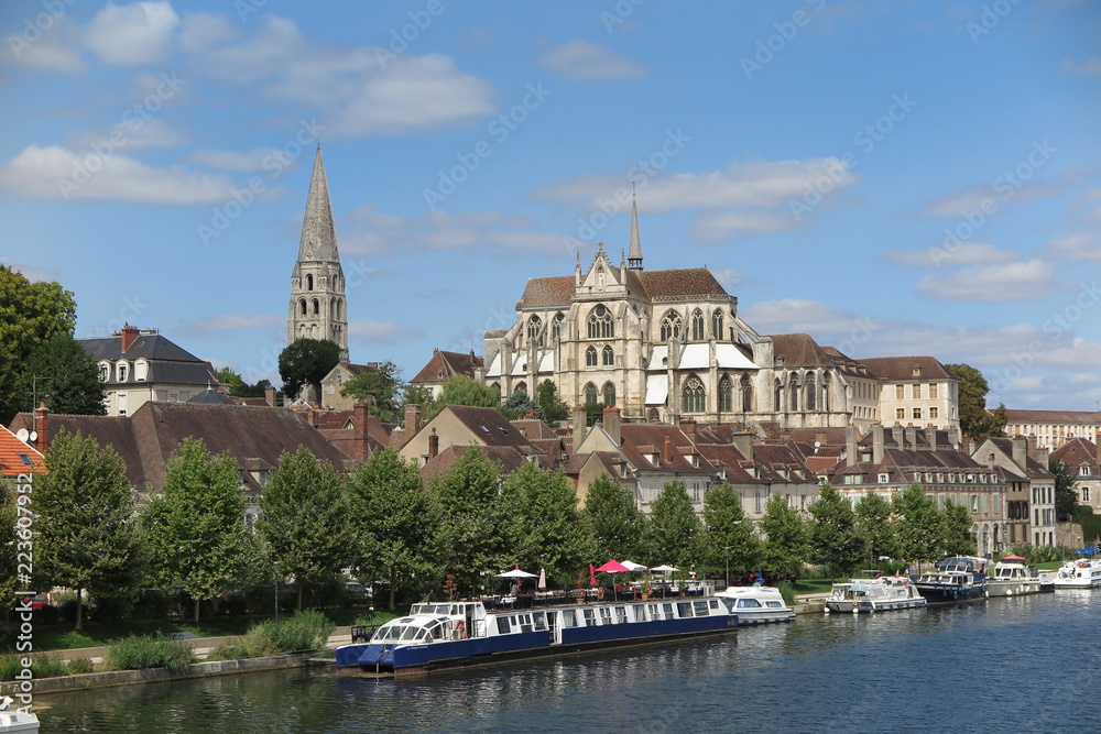 Blick auf Auxerre an der Yonne, Burgund Blick auf Auxerre an der Yonne, Burgund