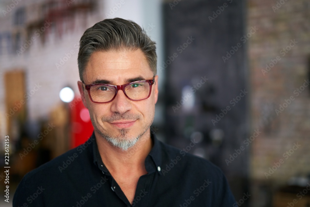 Obraz premium Portrait of a good-looking older man in glasses