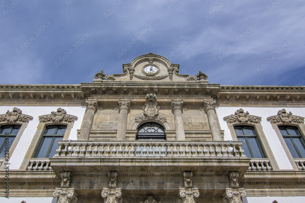 Detalle de la fachada del ayuntamiento de la ciudad de Pontevedra, Galicia