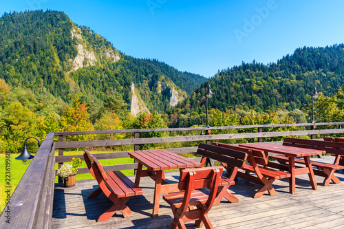 Tableau sur toile Tables on terrace of mountain refuge in Pieniny Mountains on sunny autumn day, P