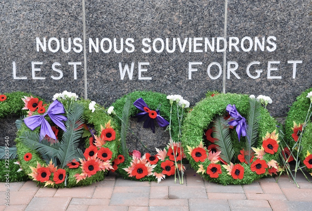 Fototapeta premium Wianki złożone przed znakiem Lest We Forget w obchodach Dnia Pamięci