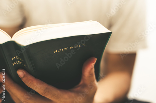 Fotografie Reading Holy Bible