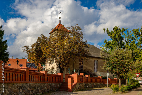 Denkmalgeschützte Dorfkirche mit der Begrenzungsmauer des renovierten Marktplatzes in Flecken Zechlin, einem Ortsteil von Rheinsberg (Ansicht von Südwesten)