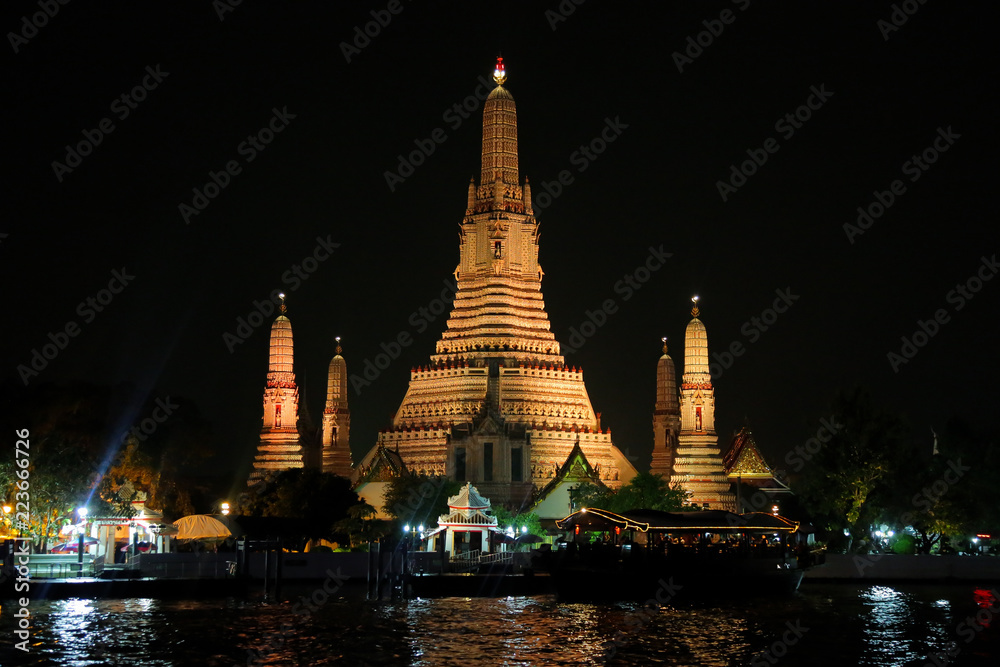 Naklejka premium Wat Arun at night