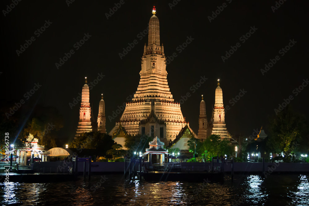 Naklejka premium Wat Arun at night
