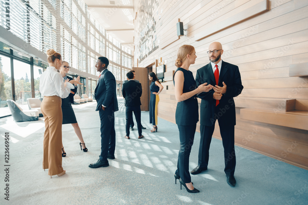 Obraz premium Successful team of young perspective businesspeople in office