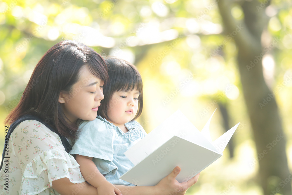 Obraz premium 読書する親子