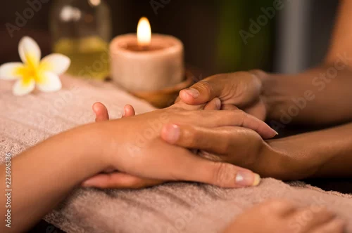 Fototapeta na wymiar Zabiegi manicure w luksusowym spa