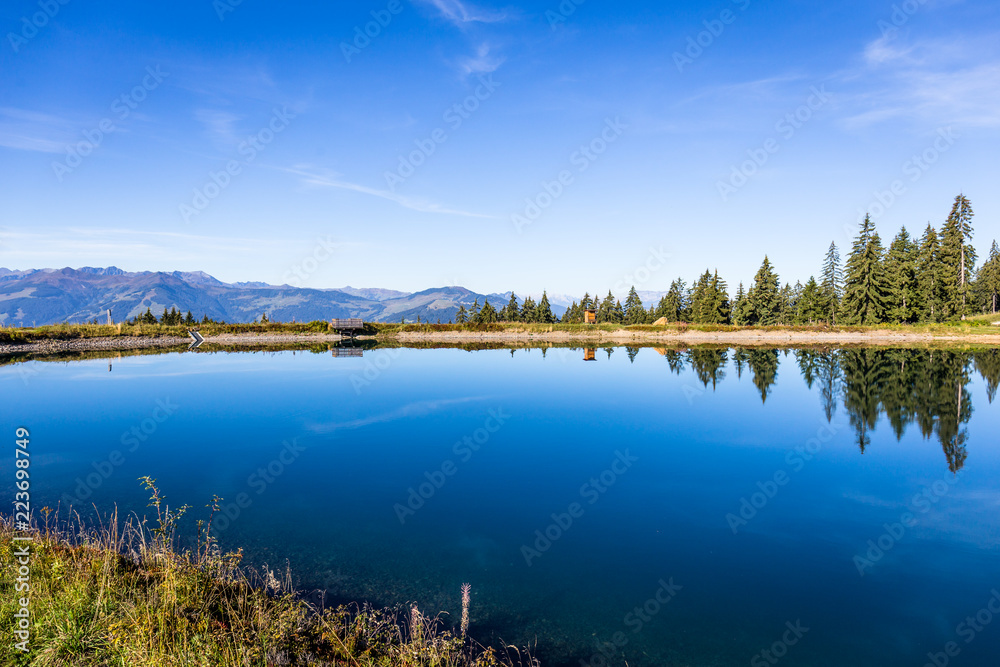 Landschaft spiegelt sich im See mit Ausblick auf die Berge
