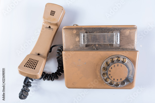 Stary telefon ze słuchawką i tarczą analogową. photo