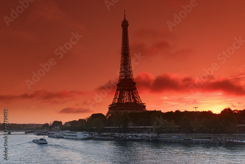 Sunrise on Seinre river and eiffel tower