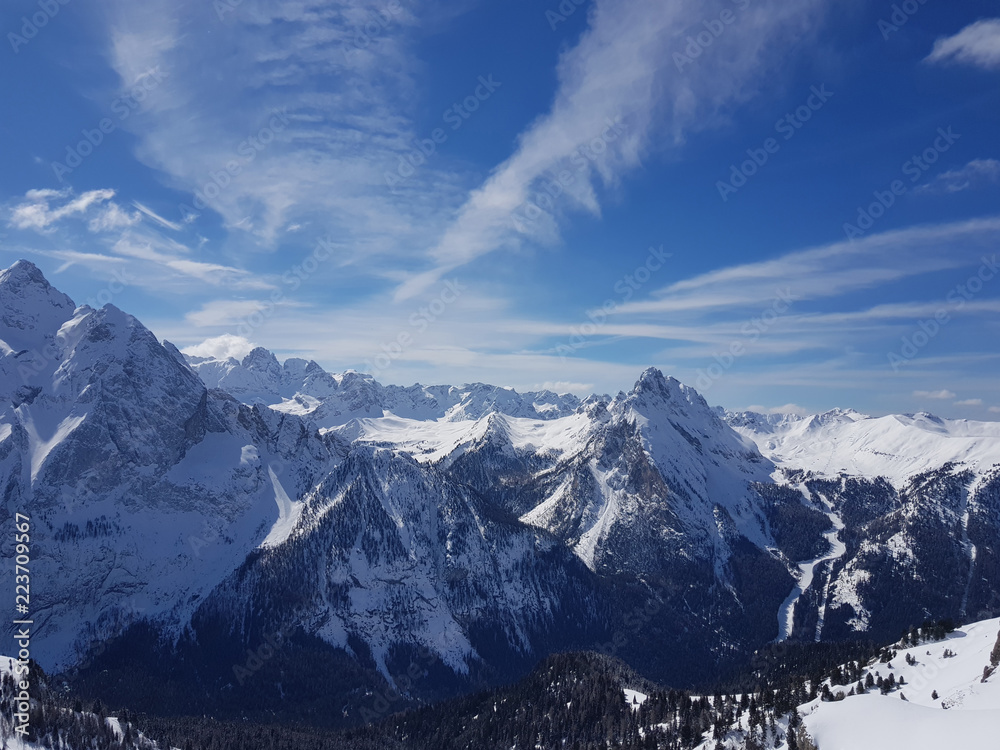 Obraz premium Winter Alps 4. Winter snowy landscape of monumental mountains in the Swiss Alps.