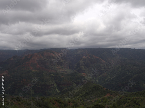 Waimea Canyon bei bewölktem Himmel auf Kauai, Hawaii