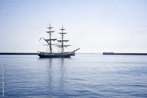 Fotografia Outward bound sailing ship in the outer harbor of Heligoland