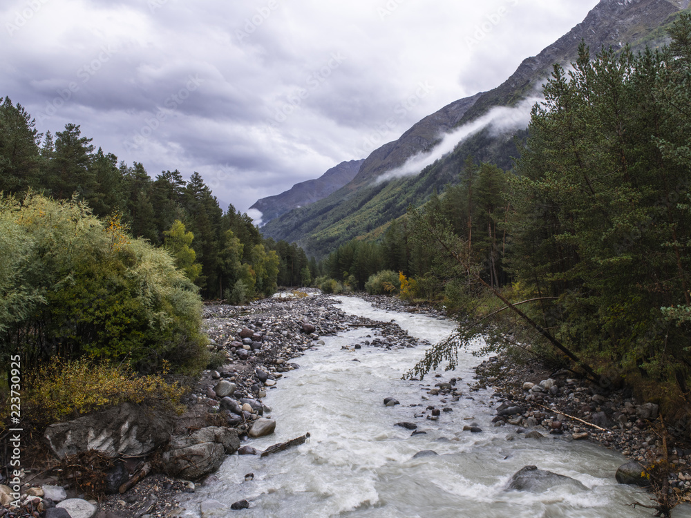Obraz premium Горная бурная река