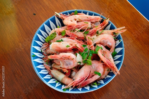 Fresh shrimps cooked with garlic, herbs and lemon