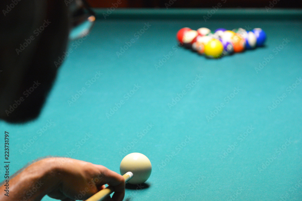 Spieler beim Anstoß im Pool-Billard Stock Photo | Adobe Stock