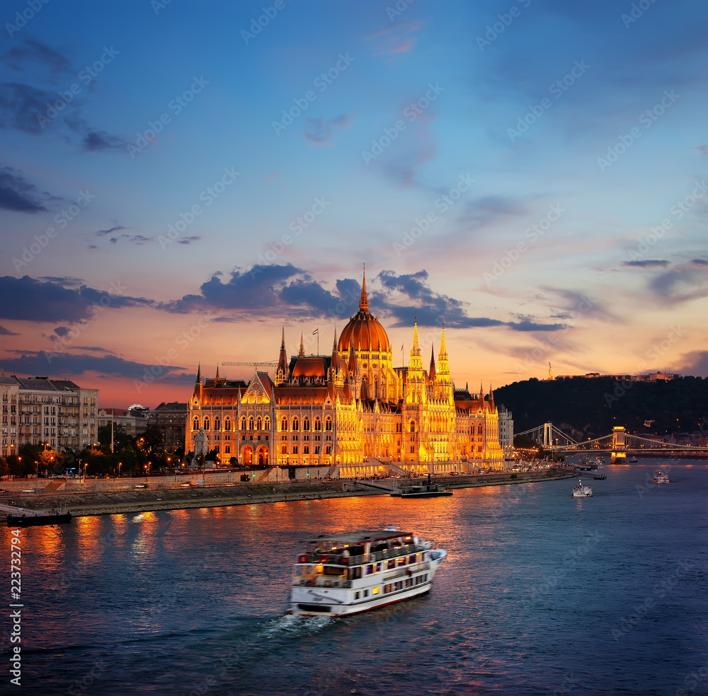 Obraz premium Parlament Węgier nad Dunajem