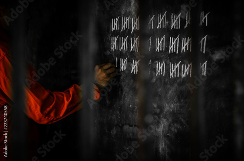 Φωτογραφία The prisoner count to freedom by using chalk to write on the wall of the prison