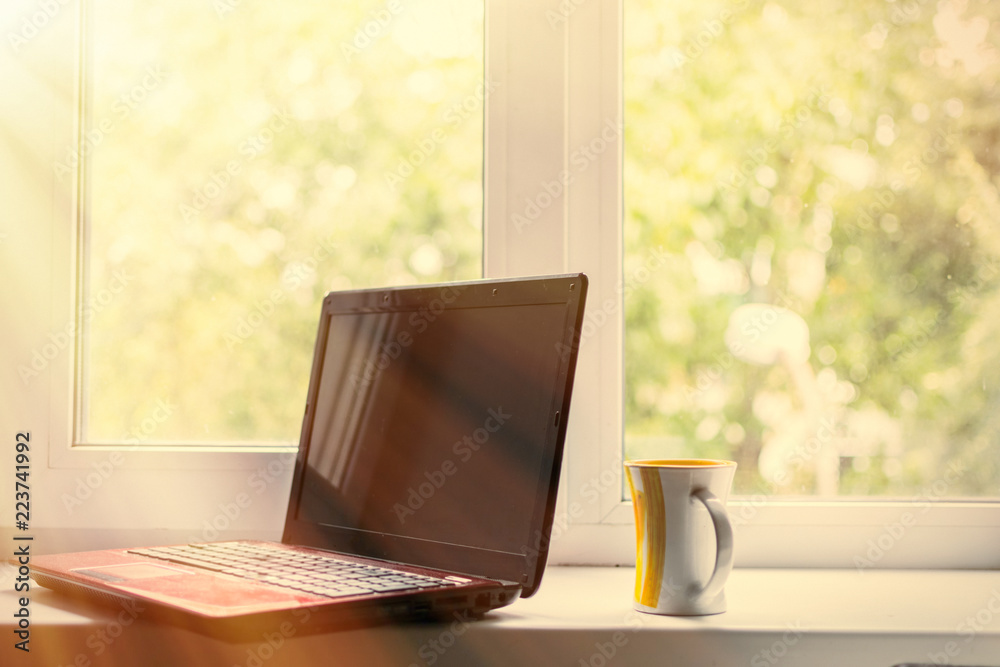 Fototapeta premium Kawa i laptop. Pojęcie freelancingu, przygotowania do pracy, przerwy. Stonowany.