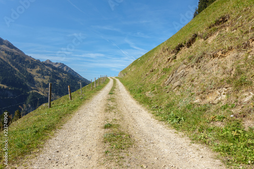 Bergstraße im Zillertal in Tirol