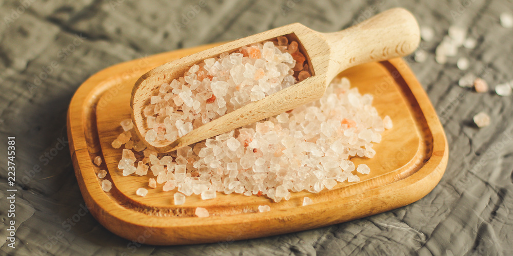 pink salt of Himalayan (large crystals of salt). Top view. food