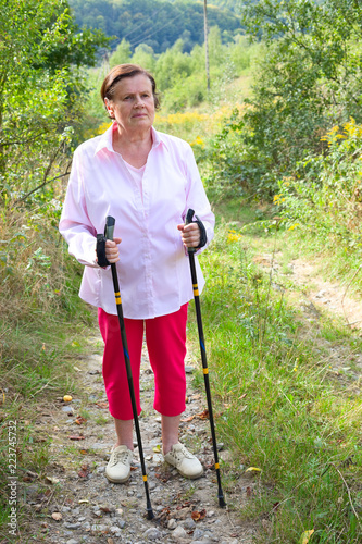 Aktive Seniorin am Wandern