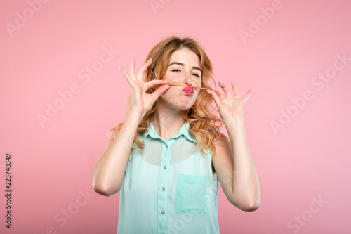 Foto funny amusing playful girl fooling around with her hair