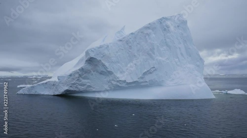 Vorbeifahrt an großem Eisberg in Antarktis