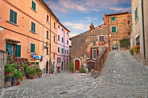 Fototapeta Castagneto Carducci, Leghorn, Toskania, Włochy: malowniczy zakątek wioski, w której mieszkał poeta Giosue Carducci
