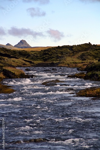 Río de aguas salvajes en paisaje natural de Islandia.