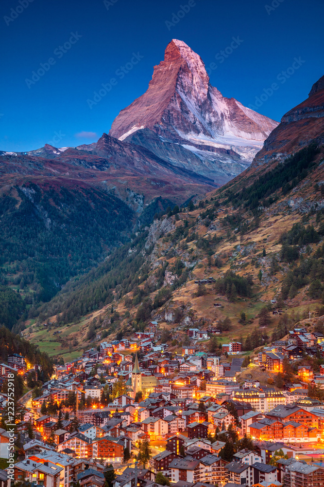 Fototapeta Zermatt. Wizerunek kultowej wioski Zermatt, Szwajcaria z Matterhorn w tle podczas zmierzchu.