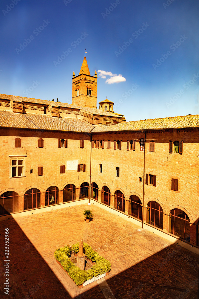 Cours intérieur de l'abbaye d'Asciano, Monte Oliveto Maggiore, Sienne, Toscane -Italie