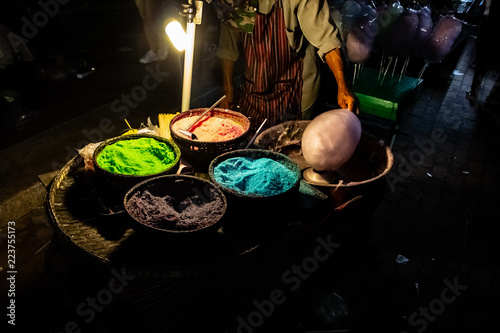 Obraz na płótnie A cotton candy vendor using old wooden bowl and colourful sugar in Nong Khai at the Naga Fireball Festival w salonie