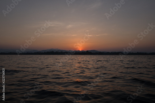 couch   de soleil sur le lac