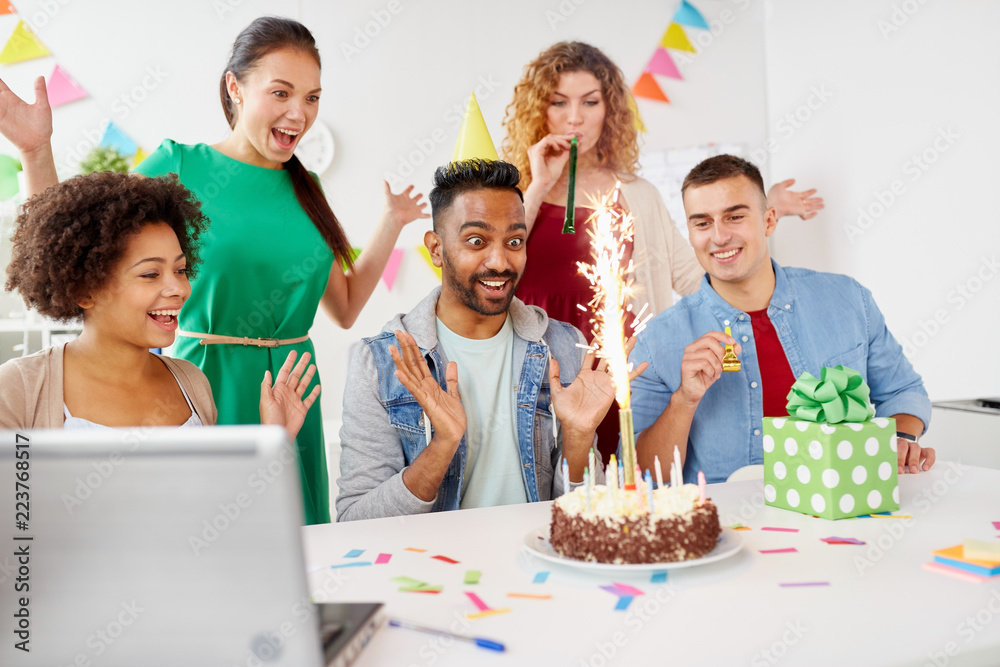 Woman With Birthday Cake For Colleague Stock Photo - Download Image Now -  20-29 Years, 30-39 Years, Adult - iStock