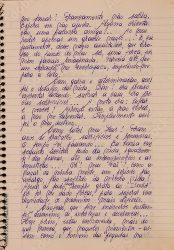 Página amareladas de caderno velho e usado com várias anotações 