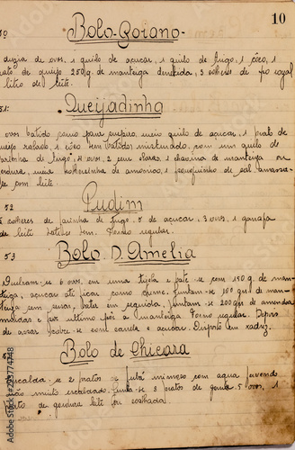 Página amareladas de caderno velho e usado com várias anotações 