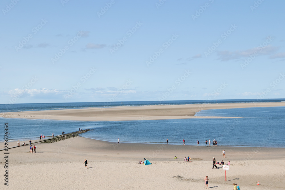 blick auf den weißen Sand am strand von der Nordseeinsel Borkum fotografiert während einer besichtigungstour auf der norsee insel borkum mit weit winkel objektiv